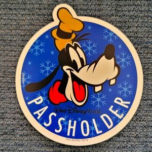 Disney 2018 Goofy Holiday Passholder Magnet